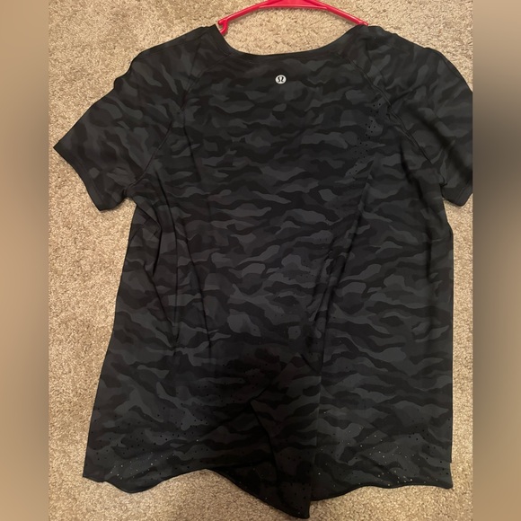 lululemon camo short sleeve - Picture 3 of 3